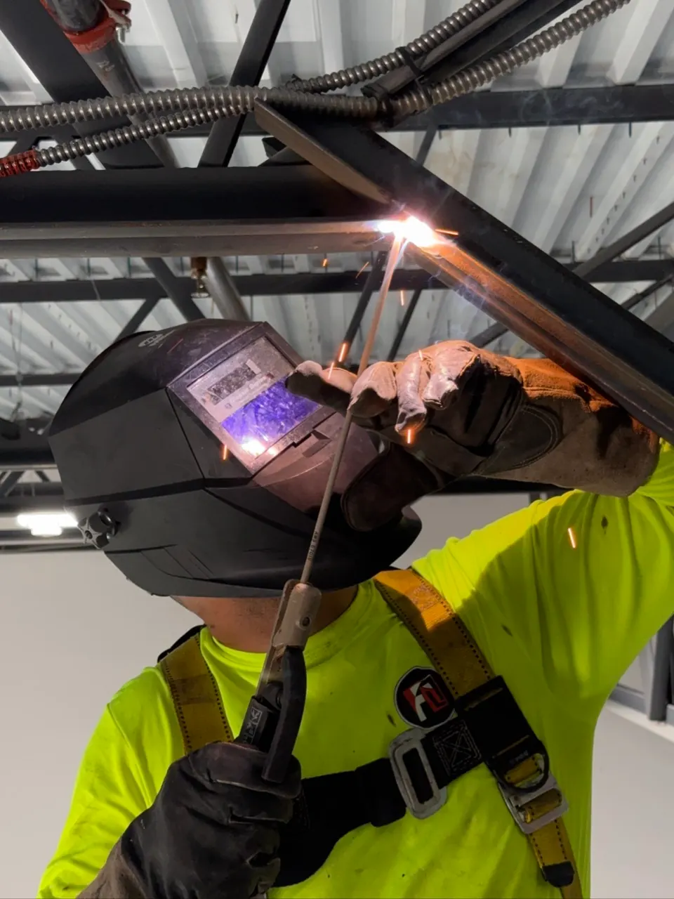 Overhead welding connection on structural steel brace